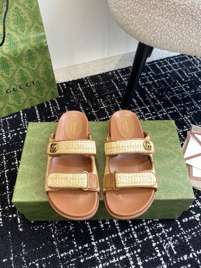 布面 钻面 皮面249 Gucci 24Ss 春夏系列gg菱形新款男女厚底休闲拖鞋 凉鞋 由经典真皮电绣菱形条纹＋配双g金属扣作为品牌的标志性象征制作而成打造令